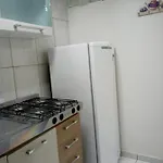 Kitnet completa bem localizada c/ estacionamento